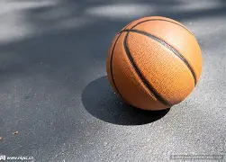  篮球附加赛，漓江海豚队与云贵铁骑队强势反弹，体能对抗拉满！定位球制造杀机